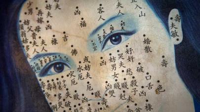 Ilustración de mujer con letras chinas en el rostro 