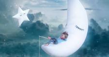Ilustración de niño subido en la luna pescandoo en un mar de sueños