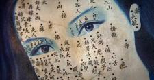 Ilustración de mujer con letras chinas en el rostro 